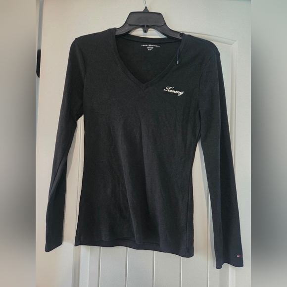 Tommy Hilfiger Women's Black V-Neck Top - Picture 1 of 6